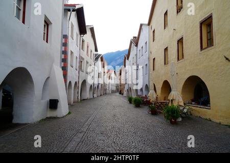 Pittoresche stradine antiche di Glorns (Glorenza, Vinschgau o Vintschgau, Alto Adige, Italia) Foto Stock