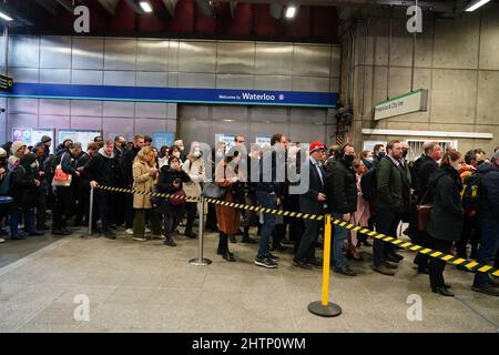 I pendolari fanno la fila per la metropolitana per riprendere alla stazione di Waterloo a Londra, poiché i servizi della metropolitana rimangono interrompiti a seguito di uno sciopero dei membri del Rail, Maritime and Transport Union (RMT) il martedì. Data foto: Mercoledì 2 marzo 2022. Foto Stock