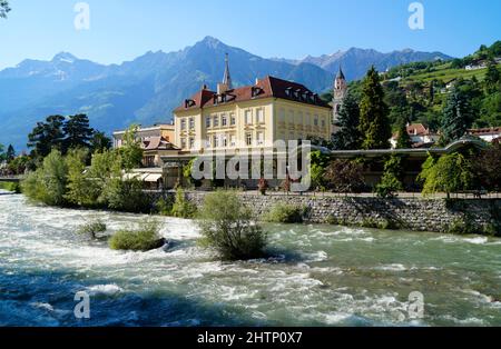 Bella città verde italiana di Merano sul fiume Passera e le Alpi sullo sfondo (Italia, Alto Adige) Foto Stock