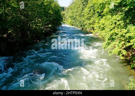 Il fiume turchese Passero nella splendida città italiana di Merano in Alto Adige (Provincia Autonoma di Bolzano – Alto Adige) Foto Stock
