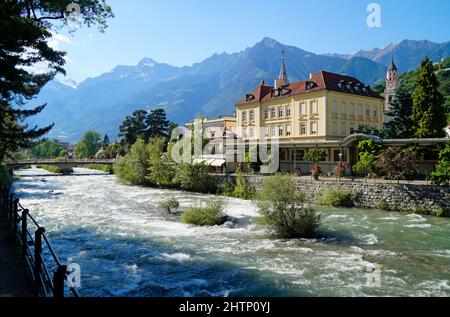 Bella città verde italiana di Merano sul fiume Passera e le Alpi sullo sfondo (Italia, Alto Adige) Foto Stock