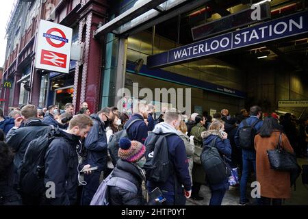 I pendolari fanno la fila per la metropolitana per riprendere alla stazione di Waterloo a Londra, poiché i servizi della metropolitana rimangono interrompiti a seguito di uno sciopero dei membri del Rail, Maritime and Transport Union (RMT) il martedì. Data foto: Mercoledì 2 marzo 2022. Foto Stock