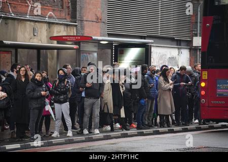 I pendolari fanno la fila per gli autobus alla stazione di Waterloo a Londra mentre i servizi della metropolitana riprendono ma rimangono interrompiti a seguito di uno sciopero dei membri della Rail, Maritime and Transport Union (RMT) il martedì. Data foto: Mercoledì 2 marzo 2022. Foto Stock