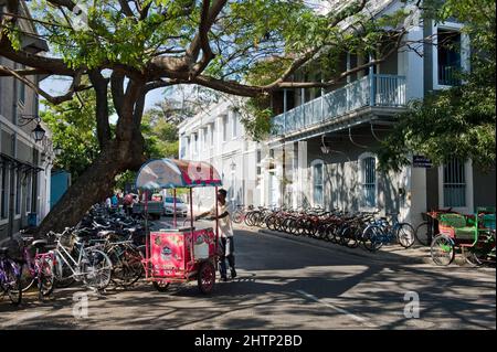 PONDICHERRY, India - Febbraio 2016: L'area coloniale vicino all'Ashram dello Sri Aurobindo Foto Stock