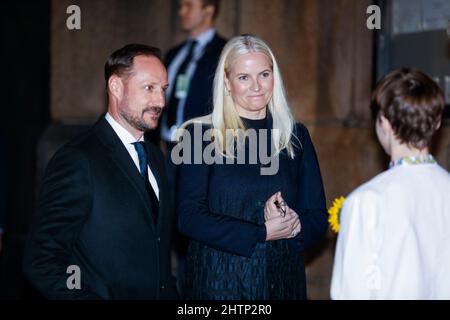 Oslo 20220301.il principe ereditario Haakon e la principessa ereditaria mette-Marit partecipano ad un servizio di chiesa per la pace nella Chiesa della Trinità con preghiere per l'Ucraina. Foto: Tom Hansen / NTB Foto Stock