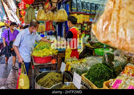 Chinatown - Yawarad, Bangkok – 14 novembre 2020: Il mercato cinese dove possiamo acquistare varietà di prelibatezze disidratate, condimenti e sottaceti. Foto Stock