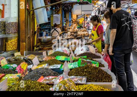 Chinatown - Yawarad, Bangkok – 14 novembre 2020: Il mercato cinese dove possiamo acquistare varietà di prelibatezze disidratate, condimenti e sottaceti. Foto Stock