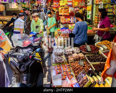 Chinatown - Yawarad, Bangkok – 14 novembre 2020: Il mercato cinese dove possiamo acquistare varietà di prelibatezze disidratate, condimenti e sottaceti. Foto Stock