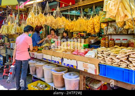 Chinatown - Yawarad, Bangkok – 14 novembre 2020: Il mercato cinese dove possiamo acquistare varietà di prelibatezze disidratate, condimenti e sottaceti. Foto Stock