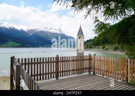 Una vista pittoresca sul lago di Resia e sul campanile affondato del Lago di Resia nella regione di Curon (Vinschgau, Alto Adige, Italia) Foto Stock