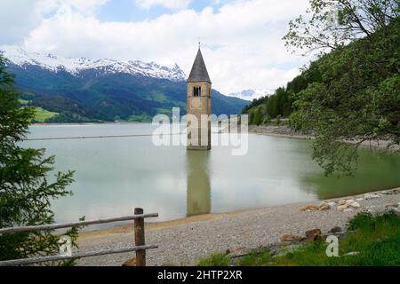 Una vista pittoresca sul lago di Resia e sul campanile affondato del Lago di Resia nella regione di Curon (Vinschgau, Alto Adige, Italia) Foto Stock