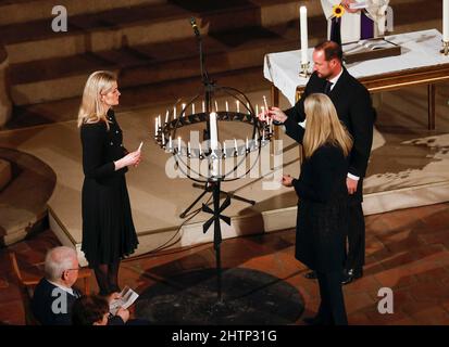 Oslo 20220301.Crown Prince Haakon, Crown Princess mette-Marit, Ministro della Giustizia e della pubblica sicurezza, Emilie Enger Mehl (a sinistra) partecipa ad un servizio di chiesa per la pace nella Chiesa della Trinità con preghiere per l'Ucraina. Foto: Tom Hansen / NTB Foto Stock