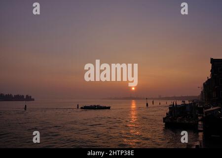 Alba a venezia in una mattinata d'inverno nebbiosa Foto Stock