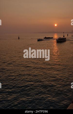 Alba a venezia in una mattinata d'inverno nebbiosa Foto Stock