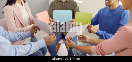Gruppo di giovani felici con messaggi di chat bolle parlare e condividere opinioni Foto Stock