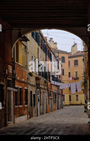 lavaggio appeso ad asciugare a venezia Foto Stock