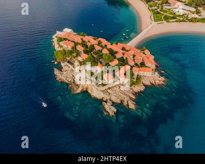 Aerofotografia. Vista dal drone volante. Vista panoramica dell'isola di Sveti Stefan a Budva in una splendida giornata estiva, Montenegro. Vista dall'alto. Bellissima Foto Stock