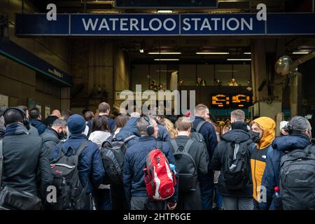 I pendolari fanno la fila per la metropolitana per riprendere alla stazione di Waterloo a Londra, poiché i servizi della metropolitana rimangono interrompiti a seguito di uno sciopero dei membri del Rail, Maritime and Transport Union (RMT) il martedì. Data foto: Mercoledì 2 marzo 2022. Foto Stock