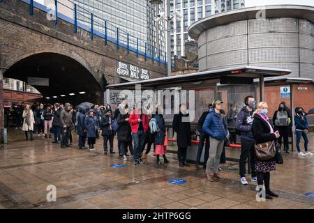 I pendolari fanno la fila per gli autobus alla stazione di Waterloo a Londra, poiché i servizi della metropolitana rimangono interrompiti a seguito di uno sciopero di martedì da parte dei membri della Rail, Maritime and Transport Union (RMT). Data foto: Mercoledì 2 marzo 2022. Foto Stock