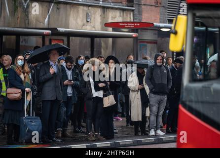 I pendolari fanno la fila per gli autobus alla stazione di Waterloo a Londra, poiché i servizi della metropolitana rimangono interrompiti a seguito di uno sciopero di martedì da parte dei membri della Rail, Maritime and Transport Union (RMT). Data foto: Mercoledì 2 marzo 2022. Foto Stock