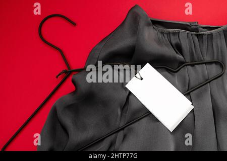 mockup, etichetta per testo di colore bianco su blusa di seta, su sfondo rosso Foto Stock