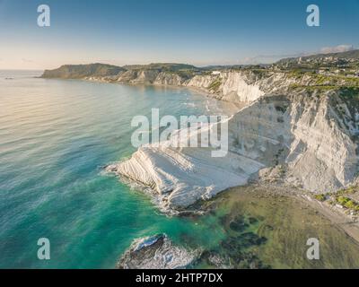 Scala dei Turchi, Sicilia, Italia. Vista aerea con droni di bianche scogliere rocciose, acque turchesi limpide. Turismo balneare siciliano, popolare attrazione turistica. Foto Stock