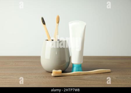 Concetto di cura dei denti su tavola di legno Foto Stock