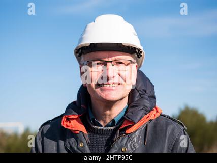 02 marzo 2022, Meclemburgo-Pomerania occidentale, Lübesse: Bernd Jeske, Amministratore Delegato di Lübesse Energie GmbH, si trova sul sito della futura fabbrica energetica Lübesse. Secondo gli sviluppatori, la costruzione del primo impianto di produzione di idrogeno e metano di Mecklenburg-Vorpommern è prevista per il 2023. Foto: Daniel Bockwoldt/ZB Foto Stock