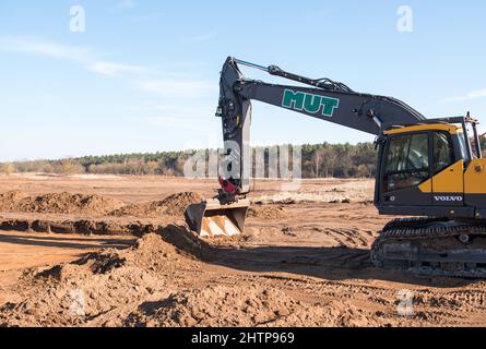 02 marzo 2022, Meclemburgo-Pomerania occidentale, Lübesse: Un escavatore si trova sul sito della futura fabbrica di energia Lübesse. Secondo gli sviluppatori, il completamento del primo impianto di produzione di idrogeno e metano a Meclemburgo-Vorpommern è previsto per il 2023. Foto: Daniel Bockwoldt/ZB Foto Stock