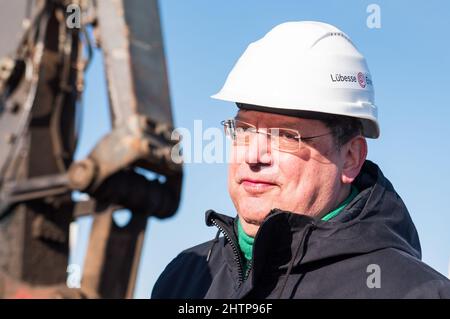 02 marzo 2022, Meclemburgo-Pomerania occidentale, Lübesse: Reinhard Meyer (SPD), Ministro dell'economia di Meclemburgo-Pomerania occidentale, si trova sul sito della futura fabbrica energetica di Lübesse. La costruzione di ciò che gli sviluppatori affermano sarà il primo impianto di produzione di idrogeno e metano di Meclemburgo-Pomerania occidentale è prevista per il 2023. Foto: Daniel Bockwoldt/ZB Foto Stock