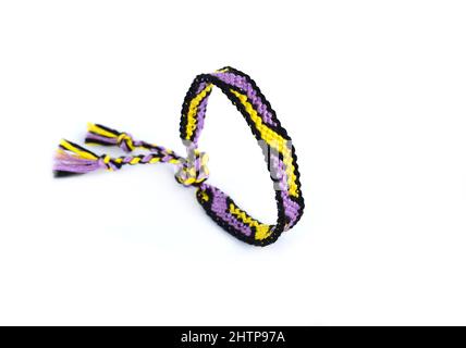 Braccialetti in tessuto DIY Friendship realizzati a mano con filo ricamato  brillante con nodi su sfondo bianco Foto stock - Alamy