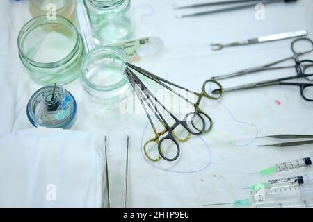 gli strumenti sono disposti sul tavolo operatorio Foto Stock