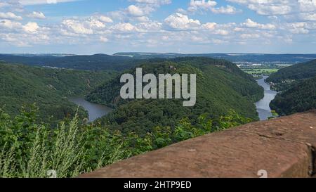 Vista del Saarschleife dalla torre a piedi sulla cima dell'albero. Una torre panoramica nel Saarland. Natura pura. Scenico una bella vista Foto Stock