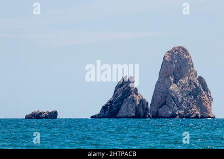 le isole medas nel mediterraneo una giornata estiva soleggiata con il mare blu Foto Stock