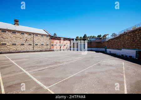 BEECHWORTH, AUSTRALIA - 30 DICEMBRE 2021: La storica prigione di Beechworth e il suo cortile in una calda giornata estiva a Victoria, Australia Foto Stock