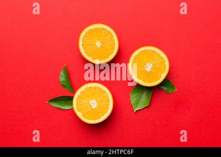 Modello di frutta con fette di arancia fresca su sfondo colorato. Vista dall'alto. Copy Space. Concetto creativo estivo. Metà degli agrumi in minima giacitura piatta. Foto Stock