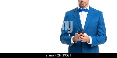 uomo corto in abito con cravatta blu chiacchiera sul telefono isolato su bianco. con spazio per la copia Foto Stock