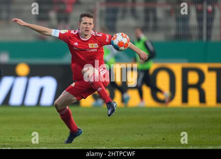 Berlino, Germania, 2 marzo 2022: Daniel-Koi¬ Kyereh del FC St Pauli e Paul Jaeckel dell'Unione di Berlino durante l'Unione Berlino contro FC St. Pauli, Coppa di Germania, a Stadion an der Alten FÃ¶rsterei. Prezzo Kim/CSM. Foto Stock