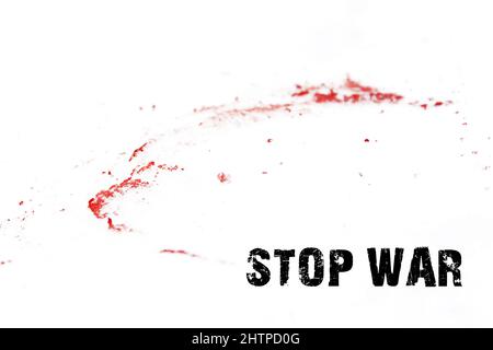 Sangue sulla neve con la didascalia STOP guerra, il concetto di fermare le ostilità sul territorio dell'Ucraina Foto Stock