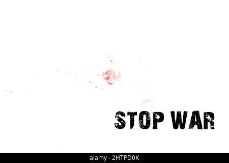 Sangue sulla neve con la didascalia STOP guerra, il concetto di fermare le ostilità sul territorio dell'Ucraina Foto Stock