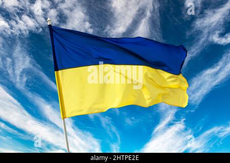 Bandiera nazionale bicolore blu e gialla Ucraina su sfondo cielo blu. Ucraina concetto di lotta per la libertà Foto Stock