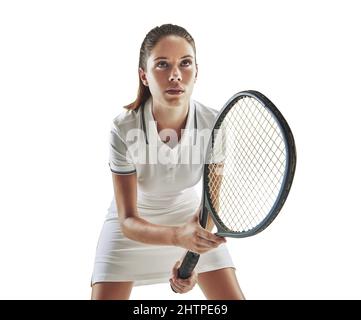 Mantenersi calmi e giocare a tennis. Studio girato di un giocatore di tennis femminile che tiene una racchetta su uno sfondo bianco. Foto Stock
