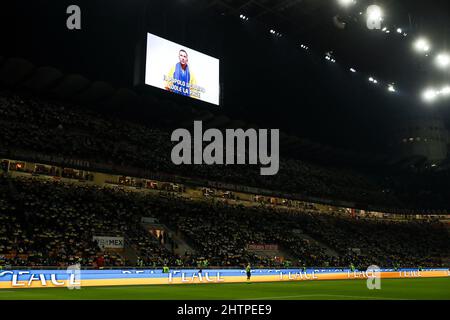 Milano, Italia. 01st Mar 2022. L'ex giocatore di AC Milan ucraino Andriy Shevchenko dà un messaggio sullo schermo dello stadio prima di iniziare la partita di calcio Coppa Italia 2021/22 tra AC Milan e FC Internazionale allo Stadio Giuseppe Meazza, Milano, Italia il 01 marzo 2022 Credit: Independent Photo Agency/Alamy Live News Foto Stock