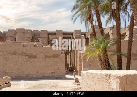 Luxor, Egitto - Settembre 21 2021: Il complesso del Tempio di Karnak consiste di un certo numero di templi, cappelle e altri edifici nella forma di un villaggio. Foto Stock