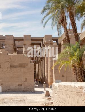 Luxor, Egitto - Settembre 21 2021: Il complesso del Tempio di Karnak consiste di un certo numero di templi, cappelle e altri edifici nella forma di un villaggio. Foto Stock