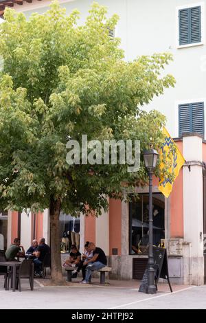 Vita quotidiana, villaggio di Asciano con bandiere dei distretti, Crete Senesi, provincia di Siena, Toscana, Europa Foto Stock