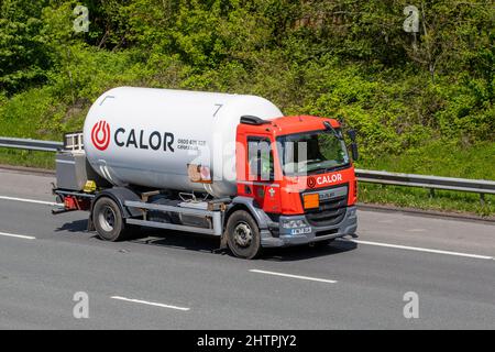 Calor Liquid gas Red DAF LF Trucks che guida sull'autostrada M61, Regno Unito Foto Stock