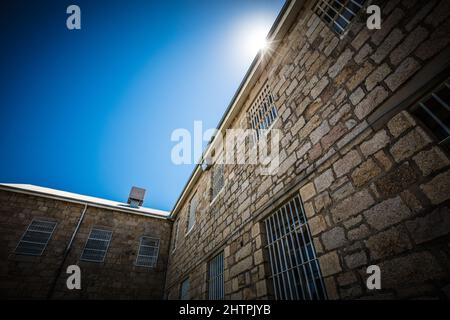 BEECHWORTH, AUSTRALIA - 30 DICEMBRE 2021: La storica prigione di Beechworth e il suo cortile in una calda giornata estiva a Victoria, Australia Foto Stock