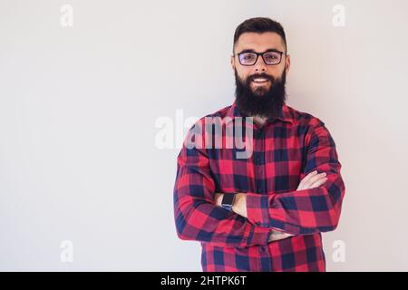 Ritratto di uomo felice che sorride. Copiare lo spazio sull'immagine per il testo o l'annuncio. Foto Stock