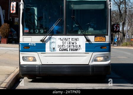 Un divertente e irriverente annuncio di latte di Oatly oat sulla parte anteriore di un autobus di New York City nel Queens New York City. Foto Stock
